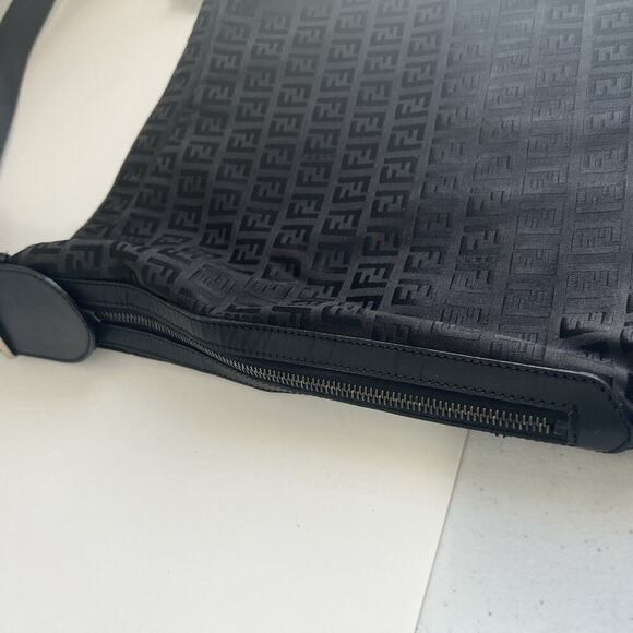 Authentic Fendi Vintage Zucca Canvas And Leather Oyster Bag Black Zip Closure - Picture 4 of 16